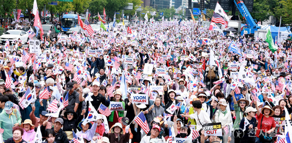 [천지일보=박준성 기자] 자유통일당 등 보수단체가 개천절인 3일 오후 서울 종로구 동화면세점 인근에서 ‘10.3 광화문 혁명 국민대회’를 열고 있다.ⓒ천지일보 2025.10.03.