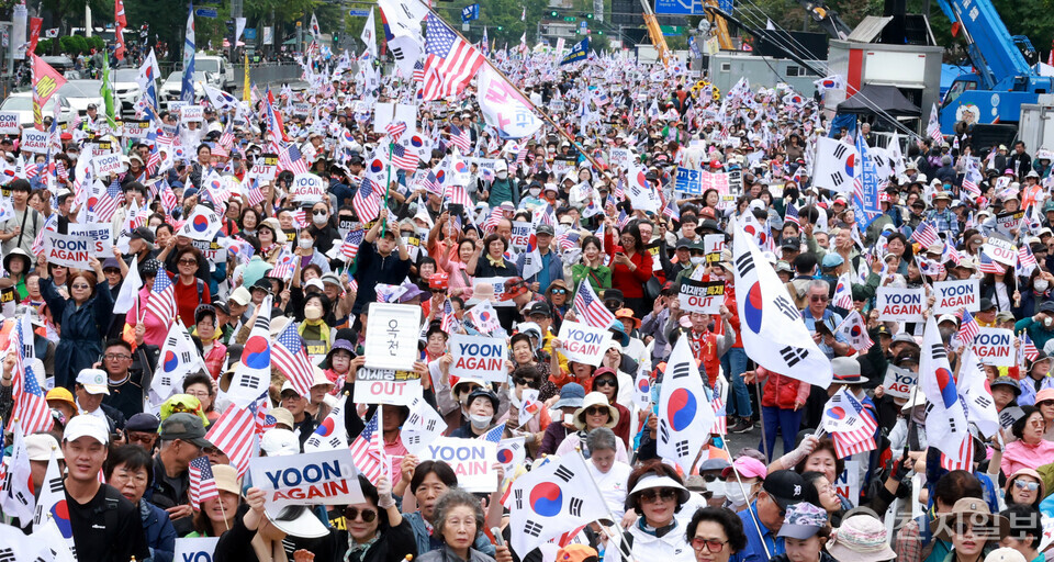 [천지일보=박준성 기자] 자유통일당 등 보수단체가 개천절인 3일 오후 서울 종로구 동화면세점 인근에서 ‘10.3 광화문 혁명 국민대회’를 열고 있다.ⓒ천지일보 2025.10.03.