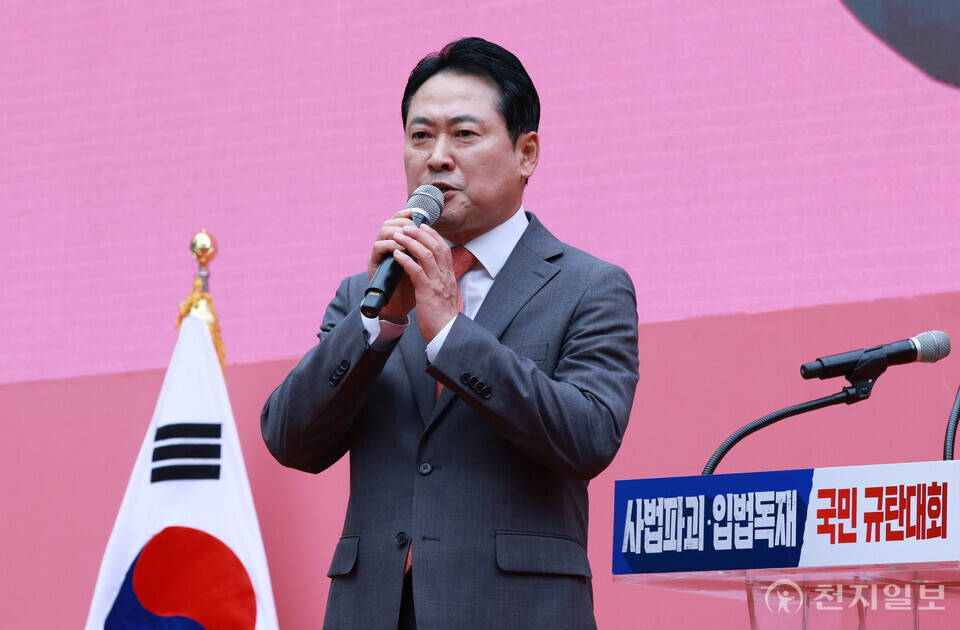 [천지일보=박준성 기자] 국민의힘 장동혁 대표가 28일 서울 중구 시청역 인근 도로에서 열린 ‘사법파괴 입법독재 국민 규탄대회’에서 대국민 연설을 하고 있다.ⓒ천지일보 2025.09.28.