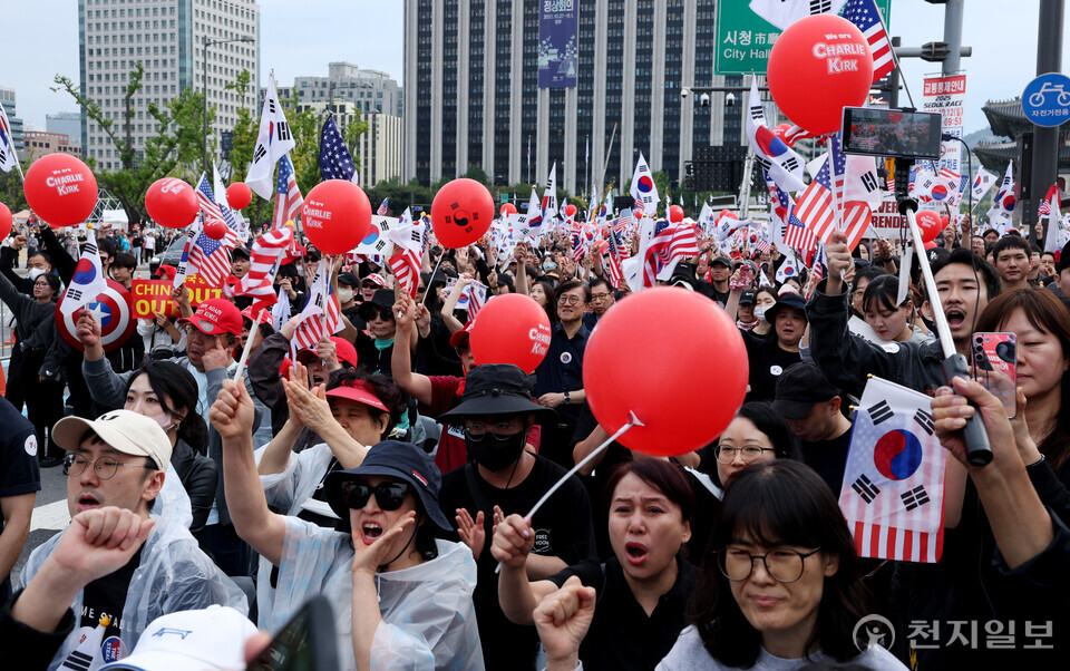 [천지일보=박준성 기자] 자유대학 등 보수단체가 개천절인 3일 오후 서울 종로구 경복궁 동십자각 인근에서 자유대학 개천절 집회를 열고 있다.ⓒ천지일보 2025.10.03.