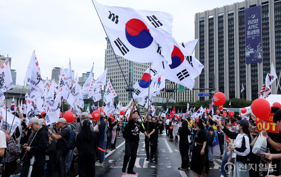 [천지일보=박준성 기자] 자유대학 등 보수단체가 개천절인 3일 오후 서울 종로구 경복궁 동십자각 인근에서 자유대학 개천절 집회를 열고 있다.ⓒ천지일보 2025.10.03.