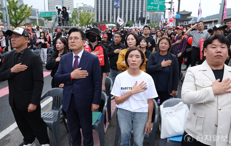 [천지일보=박준성 기자] 자유와혁신 황교안 대표(전 자유한국당 대표) 등 집회 참석자들이 3일 오후 서울 종로구 경복궁 동십자각 인근에서 열린 자유대학 개천절 집회에서 국민의례를 하고 있다.ⓒ천지일보 2025.10.03.