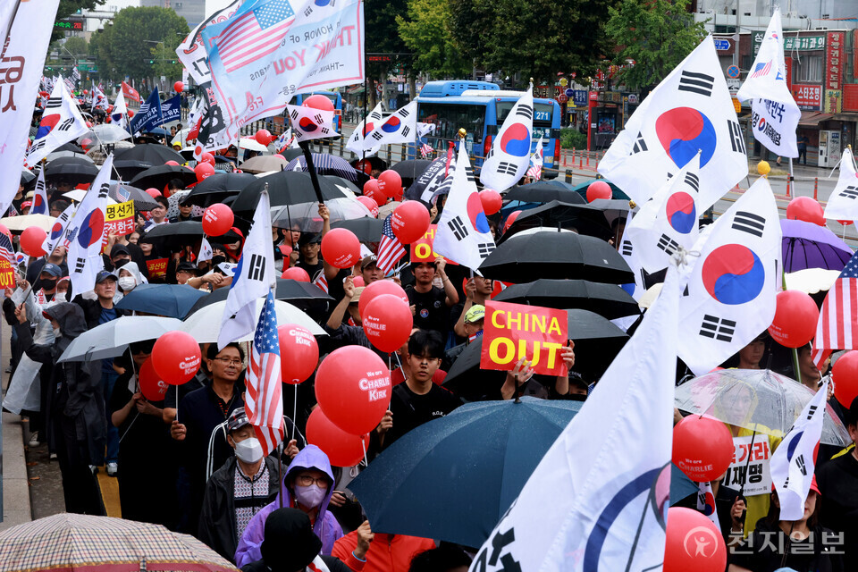 [천지일보=박준성 기자] 자유대학 등 보수단체가 개천절인 3일 오후 서울 종로구 경복궁 동십자각 앞에서 자유대학 개천절 집회에 앞서 흥인지문을 시작으로 동대문, 종로, 경복궁 등 집회장까지 거리행진을 하고 있다.ⓒ천지일보 2025.10.03.