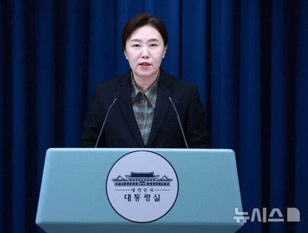 강유정 대변인이 2일 서울 용산 대통령실 청사에서 수석 보좌관 회의 결과 및 장차관급 인선 관련 브리핑을 하고 있다.  (출처: 뉴시스)