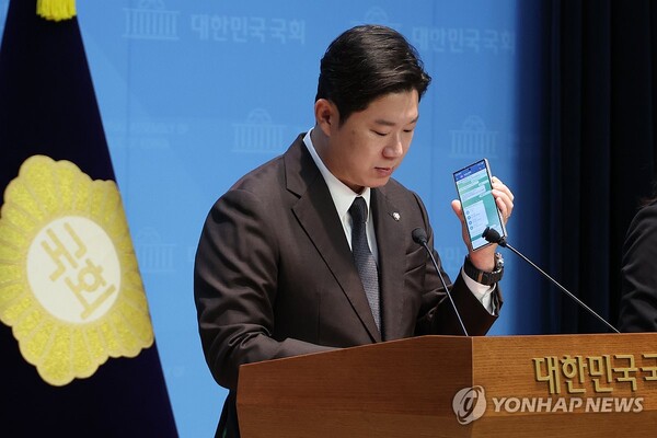 국민의힘 진종오 의원이 30일 서울 여의도 국회 소통관에서 더불어민주당의 특정종교단체 신도를 동원한 권리당원 조작 시도 의혹을 폭로하며 제보 통화 녹취를 공개하고 있다. (출처: 연합뉴스)