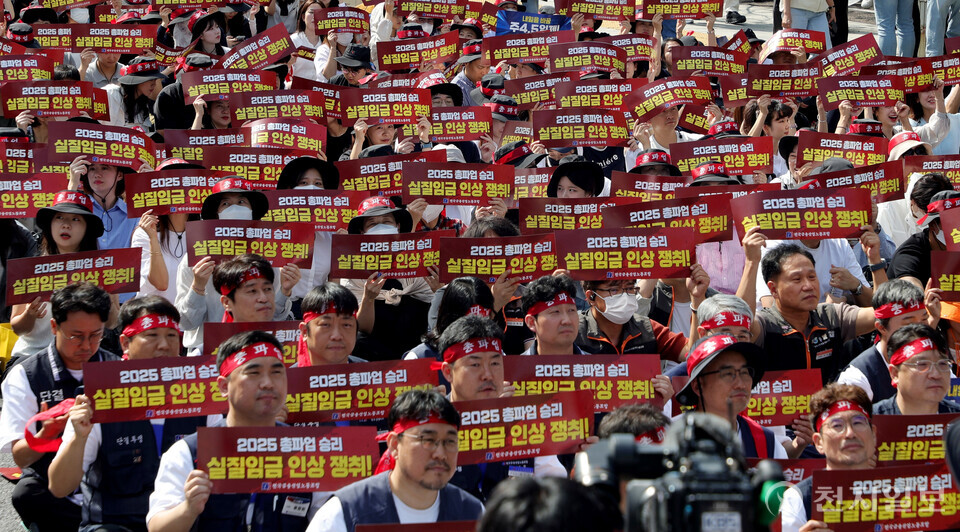 [천지일보=박준성 기자] 금융노조 조합원들이 26일 서울 종로구 광화문역 인근에서 열린 9.26 총파업 결단식에서 구호를 외치고 있다. ⓒ천지일보 2025.09.26.