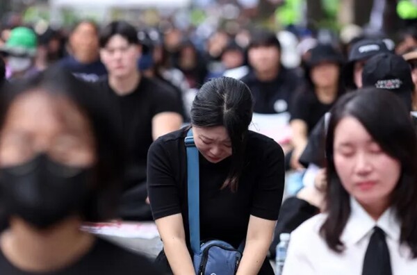 지난 6월 14일 정부서울청사 인근에서 열린 제주 교사 추모 및 교권 보호 대책 요구 전국 교원 집회에서 참석자들이 고인의 추모 영상을 보며 슬픔에 잠겨 있다. (출처: 연합뉴스)
