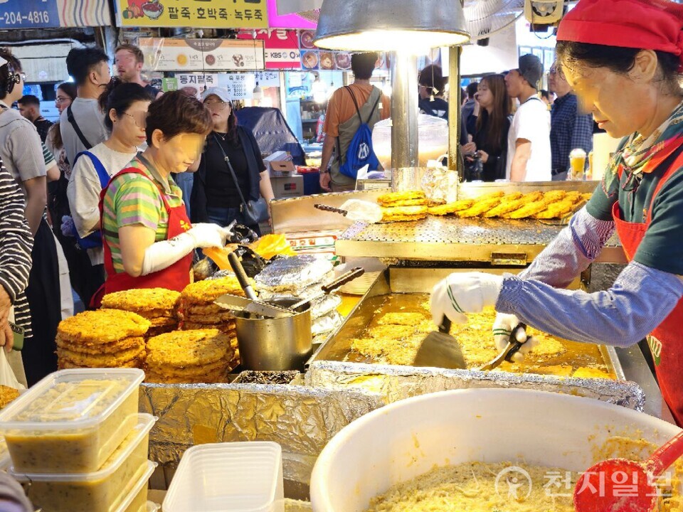 [천지일보=양효선 기자] 추석 전날인 5일 오후, 서울 종로구 광장시장에서 상인들이 빈대떡을 부치며 분주하게 움직이고 있다. 김이 모락모락 피어오르는 전 냄새에 발길을 멈춘 손님들로 가게 앞은 북적였다. ⓒ천지일보 2025.10.05.
