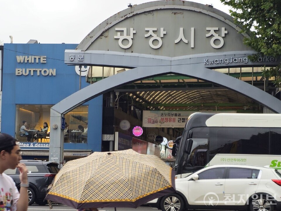 [천지일보=양효선 기자] 추석 전날인 5일 오후 서울 종로구 광장시장 동문 입구가 시장을 찾는 시민들과 관광객들로 북적이고 있다. 비가 오는 날씨에도 방문객들의 발길이 끊이지 않았다. ⓒ천지일보 2025.10.05.