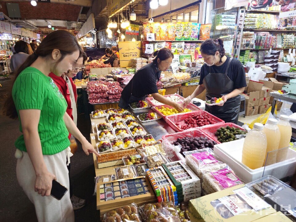 [천지일보=양효선 기자] 추석 전날인 5일 오후 서울 종로구 광장시장에서 시민들이 다양한 색감의 송편과 전통 떡을 고르고 있다. 추석을 앞두고 시장에는 명절 분위기가 한층 짙게 깔렸다. ⓒ천지일보 2025.10.05.