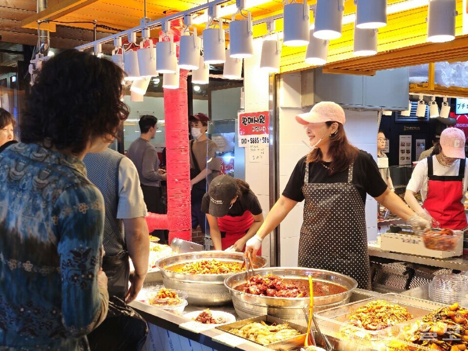 [천지일보=양효선 기자] 추석 전날인 5일 오후 서울 종로구 광장시장에서 다양한 나물과 전통 반찬을 즐기려는 손님들이 길게 늘어선 모습. ⓒ천지일보 2025.10.05.