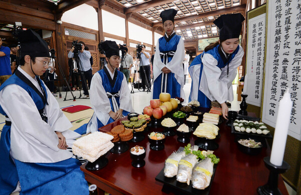 서울 중구 충무로 한국의집에서 성균관 유생들이 ‘추석 차례상 차리기’를 시연하고 있다. (출처:뉴시스)