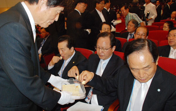 ▲ 목회자들이 성찬식에 참여하고 있다. ⓒ천지일보(뉴스천지)