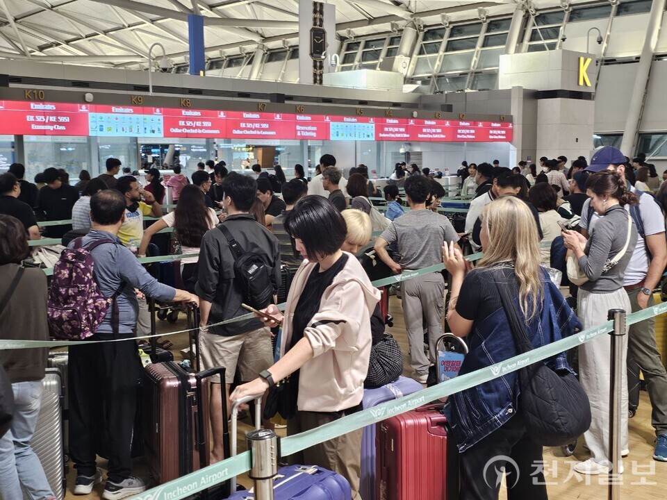 [천지일보=양효선 기자] 추석 연휴를 하루 앞둔 5일 오후 인천국제공항 제1터미널 출국장은 해외로 향하는 여행객들로 북적였다. ‘차례보다 휴식’을 택한 ‘혼추족(혼자 추석을 보내는 사람)’이 늘면서 명절의 풍경도 달라지고 있다. ⓒ천지일보 2025.10.07.