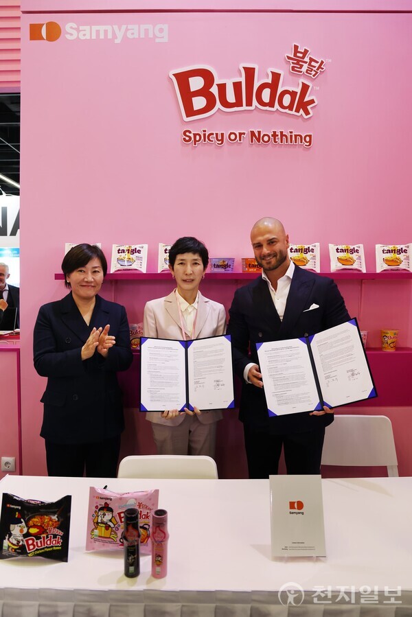 4일(현지시간) 독일 쾰른에서 열린 세계 최대 식품 박람회 ‘아누가(ANUGA) 2025’ 삼양식품 부스에서 (왼쪽부터) 송미령 농림축산식품부 장관, 김정수 삼양식품 부회장, Melik Bektaş SRG 인터내셔널 최고상업책임자(CCO)가 기념촬영을 하고 있다. 이날 김 부회장은 아누가 2025 주빈국 대표로 참석한 송 장관이 임석한 가운데 프랑스 대형채널 유통전문업체 SRG 인터내셔널과 프랑스 현지 유통에 관한 MOU를 체결했다. (제공: 삼양식품)