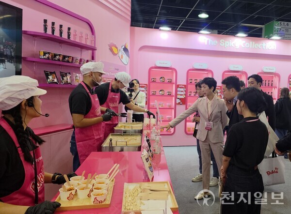 4일(현지시간) 독일 쾰른에서 열린 세계 최대 식품 박람회 ‘아누가(ANUGA) 2025’ 삼양식품 부스에서 김정수 삼양식품 부회장이 현장을 챙기고 있다. (제공: 삼양식품) ⓒ천지일보 2025.10.09.