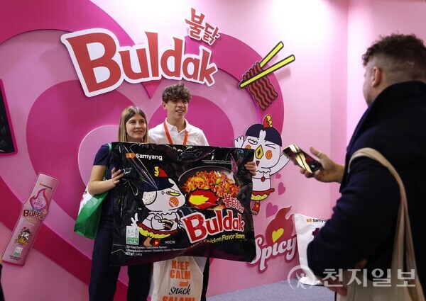 4일(현지시간) 독일 쾰른에서 열린 세계 최대 식품 박람회 ‘아누가(ANUGA) 2025’ 삼양식품 부스에서 관람객들이 대형 불닭볶음면을 들고 기념촬영을 하고 있다. (제공: 삼양식품) ⓒ천지일보 2025.10.09.
