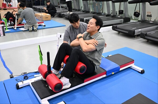 서울시가 추석 연휴 이후 10일부터 시민 체력 회복을 위해 한 달간 ‘확찐살 확빼기 챌린지’를 진행하며 본격적인 건강관리 지원에 나선다. 오 시장이 지난 1일 오후, 시청 체력단련실에서 ‘교차 윗몸 일으키기’를 통해 체력 측정하고 있다. (제공: 서울시)