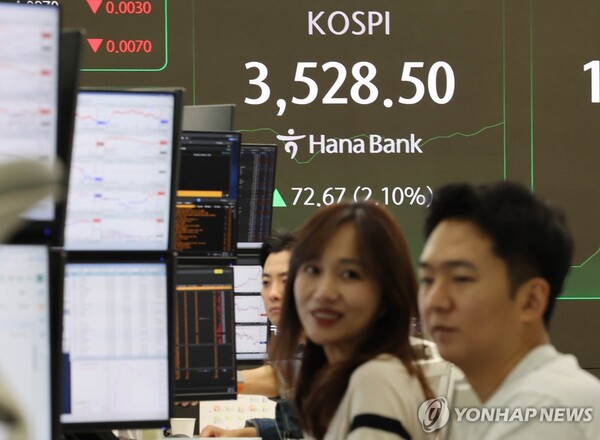 코스피가 장중 3500선을 돌파한 2일 서울 중구 하나은행 딜링룸에서 딜러들이 대화하고 있다. (출처: 연합뉴스)