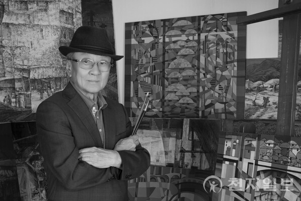 주일남 작가는 머릿속 생각을 시각적인 언어인 손과 붓으로 캔버스에 회화적 요소를 가미해 나타내는 것이 그림이라며 이번 회고전에 대한 책임과 화가로서의 생각을 풀어냈다. 사진은 주일남 작가 모습. (제공: 여수시청) ⓒ천지일보 2025.10.13.