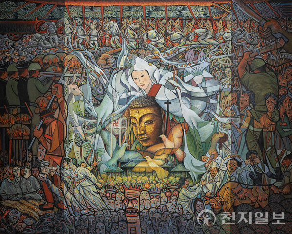 주일남 작가는 머릿속 생각을 시각적인 언어인 손과 붓으로 캔버스에 회화적 요소를 가미해 나타내는 것이 그림이라며 이번 회고전에 대한 책임과 화가로서의 생각을 풀어냈다. 사진은 2022년 작 울 밑에 선 봉선화야. (제공: 여수시청) ⓒ천지일보 2025.10.13.