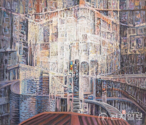 주일남 작가는 머릿속 생각을 시각적인 언어인 손과 붓으로 캔버스에 회화적 요소를 가미해 나타내는 것이 그림이라며 이번 회고전에 대한 책임과 화가로서의 생각을 풀어냈다. 사진은 2019년 작 도시의 환상. (제공: 여수시청) ⓒ천지일보 2025.10.13.