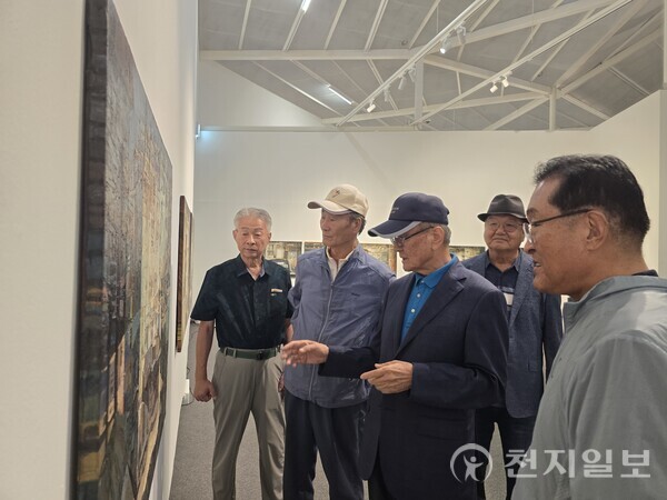 [천지일보 여수=이봉화 기자] 주일남 작가는 머릿속 생각을 시각적인 언어인 손과 붓으로 캔버스에 회화적 요소를 가미해 나타내는 것이 그림이라며 이번 회고전에 대한 책임과 화가로서의 생각을 풀어냈다. 사진은 회고전에서 관람객에게 맥 시리즈를 설명하는 주 작가 모습. ⓒ천지일보 2025.10.13.