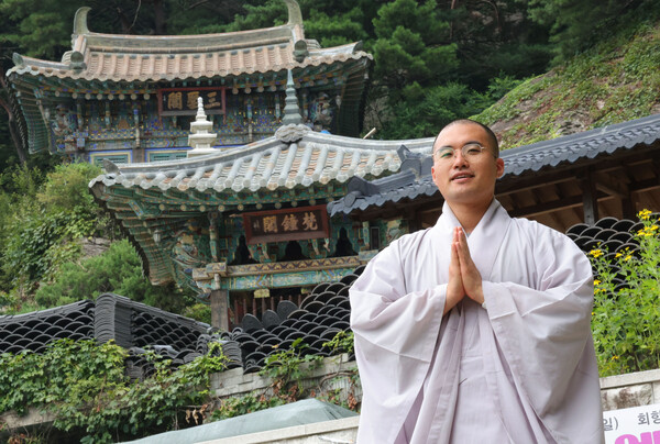 [천지일보=남승우 기자] 경기도 양주시 오봉산 석굴암 주지 도일스님 제자 용인스님이 본지와 인터뷰를 하고 있다. ⓒ천지일보 2025.10.15.