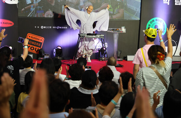 8일 오후 벡스코에서 ‘2024부산국제불교박람회’의 공식 홍보대사이자 뉴진스님(개그맨 윤성호)의 불경 EDM 디제잉 파티가 열리고 있다. (출처:연합뉴스)