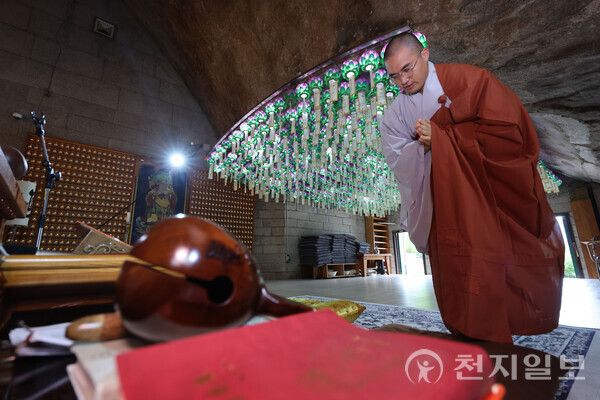 [천지일보=임혜지 기자] 용인스님이 기도를 올리고 있는 모습. ⓒ천지일보 2025.10.15.