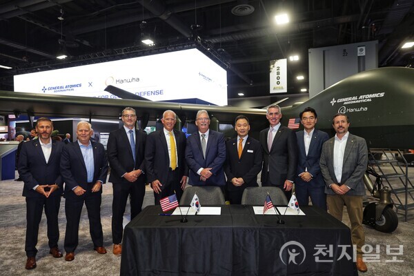 한화에어로스페이스와 제너럴 아토믹스 에어로노티컬 시스템즈(General Atomics Aeronautical Systems, Inc.) 양사 주요 인사들이 14일(현지시간) 미국 워싱턴DC에서 열린 AUSA 전시회에서 ‘그레이 이글 단거리이착륙(GE-STOL) 무인기 공동개발 및 생산 협력 계약’을 체결한 뒤 기념 촬영을 하고 있다. (제공: 한화에어로스페이스) ⓒ천지일보 2025.10.15.