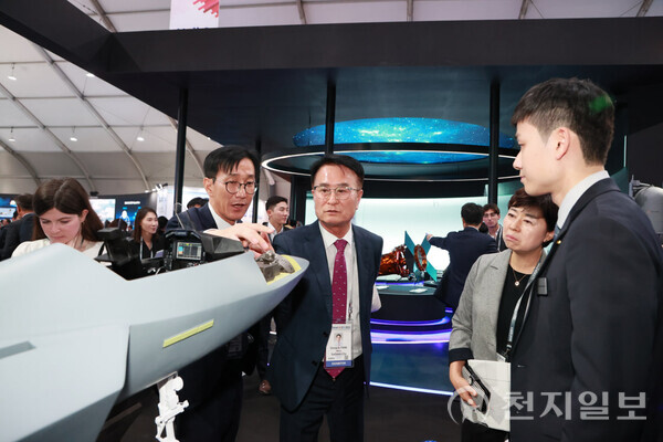경남 사천시가 오는 17일부터 24일까지 우주항공기업의 수출지원과 사천에어쇼 홍보를 위해 ‘서울 ADEX 2025’에 참가한다. 사진은 2023년 서울 ADEX에 참가한 박동식 사천시장이 조형물을 관람하는 모습. (제공: 사천시청) ⓒ천지일보 2025.10.16.