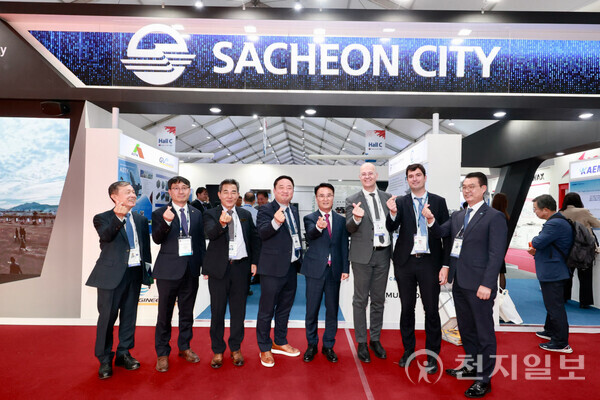 경남 사천시가 오는 17일부터 24일까지 우주항공기업의 수출지원과 사천에어쇼 홍보를 위해 ‘서울 ADEX 2025’에 참가한다. 사진은 2023년 서울 ADEX에 참가한 박동식 사천시장이 기념 촬영하는 모습. (제공: 사천시청) ⓒ천지일보 2025.10.16.