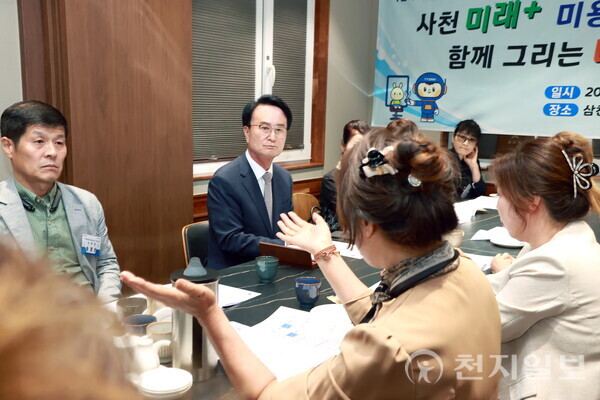 박동식 사천시장이 지난 15일 ‘사천 미래+ 미용인과 함께 그리는 내일’ 간담회에서 미용업계 관계자의 발언을 듣고 있다. (제공: 사천시청) ⓒ천지일보 2025.10.16.