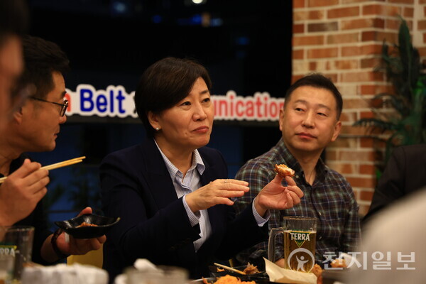 송미령 농림축산식품부 장관이 16일 저녁 세종시 소재 음식점에서 소통 간담회를 열고 공무원노동조합 농림축산식품부지부 임원진과 편안한 분위기 속에서 대화와 소통의 시간을 가졌다. (제공: 농식품부) ⓒ천지일보 2025.10.17.