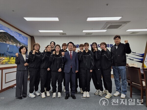 박동식 사천시장이 17일 사천시청에서 사천시청 여자농구단과 함께 기념 촬영하고 있다. (제공: 사천시청) ⓒ천지일보 2025.10.17.