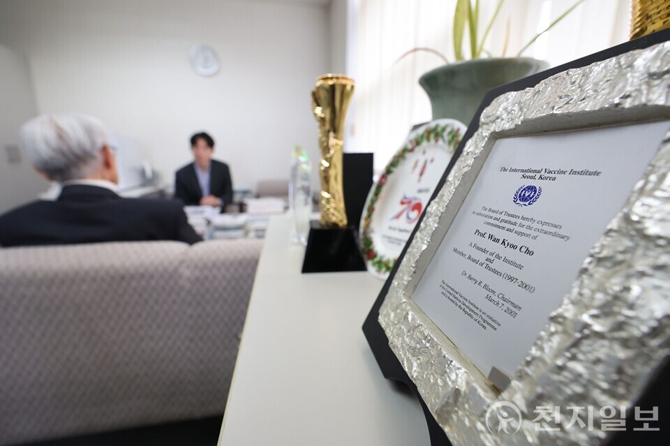 [천지일보=남승우 기자] 조완규(97) 박사가 지난 14일 서울 관악구 국제백신연구소(IVI)에서 인터뷰하고 있다. 조 박사가 IVI 설립자 중 한 명으로서 1997년부터 2001년까지 이사회 위원으로 활동한 공로를 기려 2001년 3월 7일 IVI 이사회가 감사의 뜻을 표한 감사패가 보인다(오른쪽). ⓒ천지일보 2025.10.18.