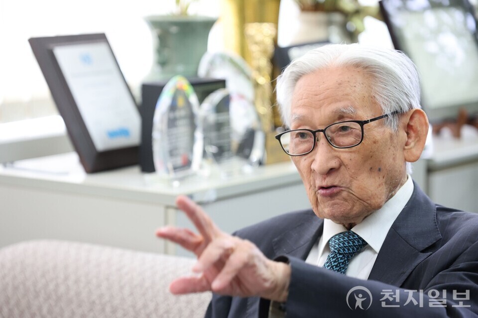 [천지일보=남승우 기자] 조완규(97) 박사가 지난 14일 서울 관악구 국제백신연구소(IVI)에서 인터뷰하고 있다. ⓒ천지일보 2025.10.18.