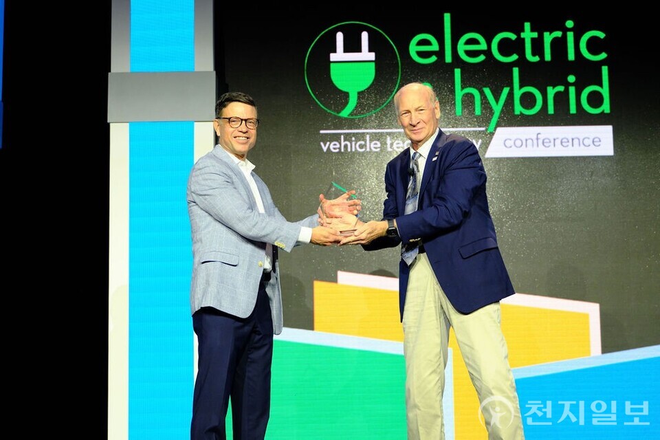 ‘배터리쇼 북미 2025’에서 커트 켈티 GM 배터리·전동화·지속가능성 부문 부사장(왼쪽)이 로버트 갤리언 조직위원장(오른쪽)으로부터 ‘올해의 배터리 혁신상’을 수상하고 있다. (제공: GM) ⓒ천지일보 2025.10.19.