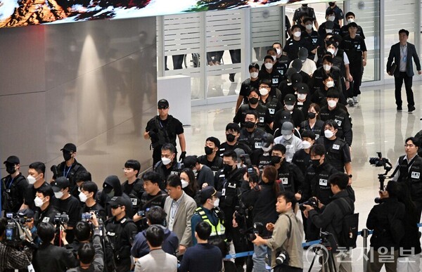 [천지일보=남승우 기자] 캄보디아 당국의 범죄단지 단속으로 적발돼 구금됐던 한국인들이 18일 오전 인천국제공항 2터미널을 통해 송환되고 있다. ⓒ천지일보 2025.10.11.