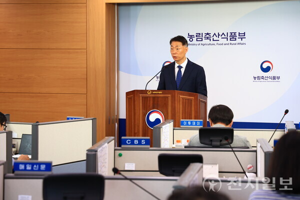 농림축산식품부가 2026~2027년도 농어촌 기본소득 시범사업 공모 결과 7개 군(경기 연천·강원 정선·충남 청양·전북 순창·전남 신안·경북 영양·경남 남해, 행정표기순)을 선정해 20일 발표했다. 박성우 농촌정책국장이 농어촌 기본소득 선정 지자체에 대해 설명하고 있다. (제공: 농식품부) ⓒ천지일보 2025.10.20.