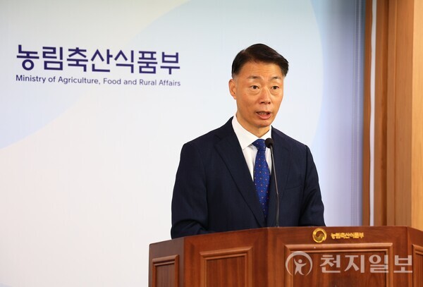 농림축산식품부가 2026~2027년도 농어촌 기본소득 시범사업 공모 결과 7개 군(경기 연천·강원 정선·충남 청양·전북 순창·전남 신안·경북 영양·경남 남해, 행정표기순)을 선정해 20일 발표했다. 박성우 농촌정책국장이 농어촌 기본소득 선정 지자체에 대해 설명하고 있다. (제공: 농식품부) ⓒ천지일보 2025.10.20.