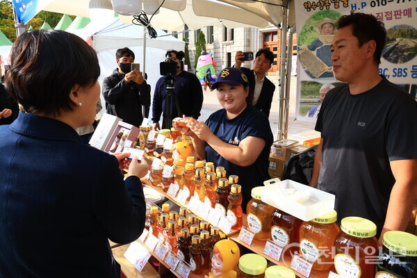 송미령 농식품부 장관이 20일 서울광장에서 지역소멸 위기 극복과 지역상생 가치 확산을 위한 ‘2025 지역상생직판행사 개막식’에 참석해 관계자들을 격려했다. (제공: 농식품부) ⓒ천지일보 2025.10.20.