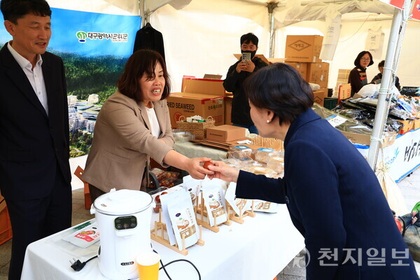송미령 농식품부 장관이 20일 서울광장에서 지역소멸 위기 극복과 지역상생 가치 확산을 위한 ‘2025 지역상생직판행사 개막식’에 참석해 관계자들을 격려했다. (제공: 농식품부) ⓒ천지일보 2025.10.20.
