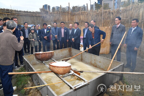 울산 울주군 청량읍발전협의회가 지난 19일 청량천변 일원에서 이순걸 군수, 최길영 군의장 및 시군의원, 지역 주민등이 참석한 가운데 제7회 울산울주 마채소금축제를 개최하고 있다. (제공: 울주군청) ⓒ천지일보 2025.10.20.