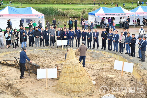 울산 울주군 청량읍발전협의회가 지난 19일 청량천변 일원에서 이순걸 군수, 최길영 군의장 및 시군의원, 지역 주민등이 참석한 가운데 제7회 울산울주 마채소금축제를 개최하고 있다. (제공: 울주군청) ⓒ천지일보 2025.10.20.