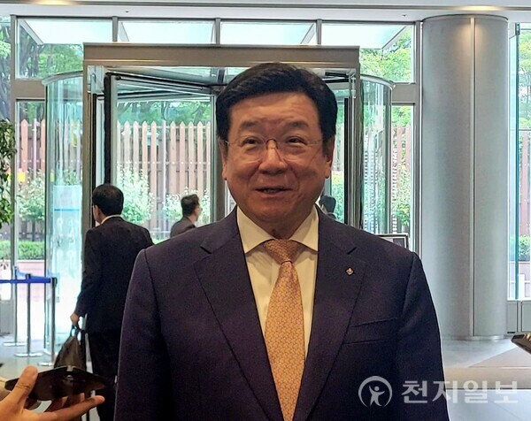 [천지일보=김정필 기자] 이찬희 삼성 준법감시위원회(준감위) 위원장이 21일 오후 서울 서초구 삼성생명 사옥에서 열린 준감위 정례회의에 참석하면서 취재진의 질문에 답하고 있다. ⓒ천지일보 2025.10.21.