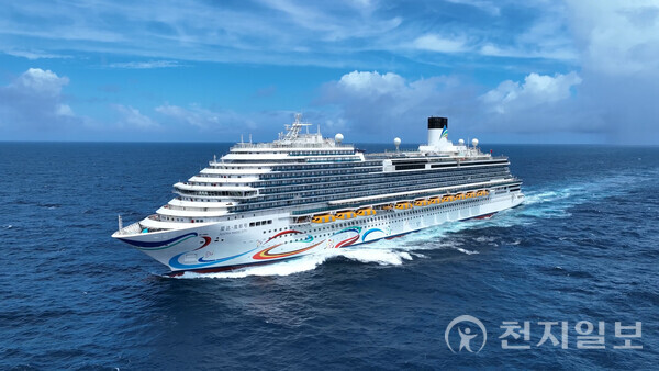 제주특별자치도가 추진하는 ‘제주 준모항 크루즈 체험단’ 모집에 1198팀2396명이 신청하며 경쟁률 100대1을 기록했다. 사진은 ‘아도라 매직시티호’ 모습. (제공: 제주특별자치도) ⓒ천지일보 2025.10.21.