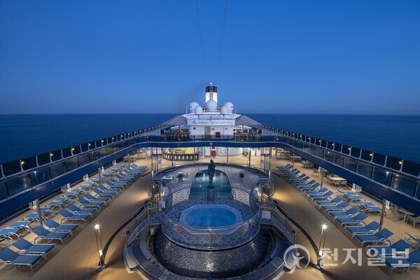 제주특별자치도가 추진하는 ‘제주 준모항 크루즈 체험단’ 모집에 1198팀2396명이 신청하며 경쟁률 100대1을 기록했다. 사진은 ‘아도라 매직시티호’ 모습. (제공: 제주특별자치도) ⓒ천지일보 2025.10.21.