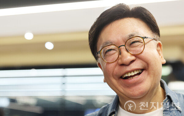 [천지일보=남승우 기자] 이종섭씨가 지난달 24일 서울 용산구 서울역 인근 카페에서 천지일보와 인터뷰를 하고 있다. 퇴직 후에도 열정과 웃음을 잃지 않은 그는 “공연이 제게 준 행복을 더 많은 사람들과 나누고 싶다”며 환하게 미소를 짓고 있다. ⓒ천지일보 2025.10.22.